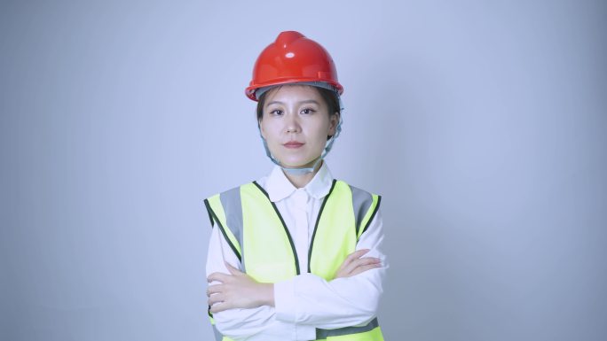 带着安全帽的年轻女性工程师形象