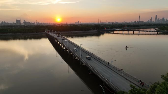 航拍夕阳江面桥梁远眺广州城市中心建筑群