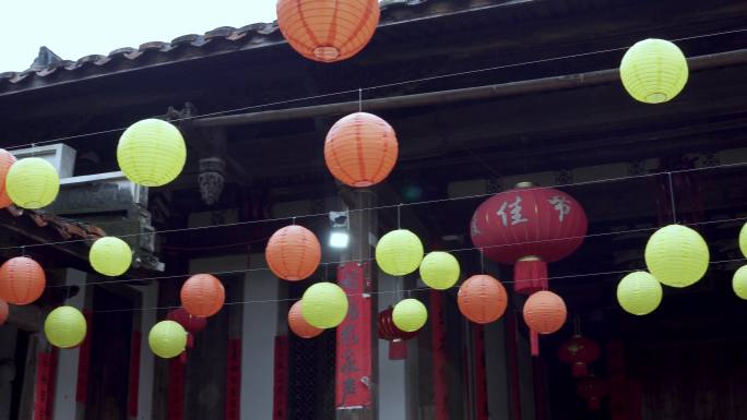 福清东关寨院落中挂着喜庆的红色灯笼