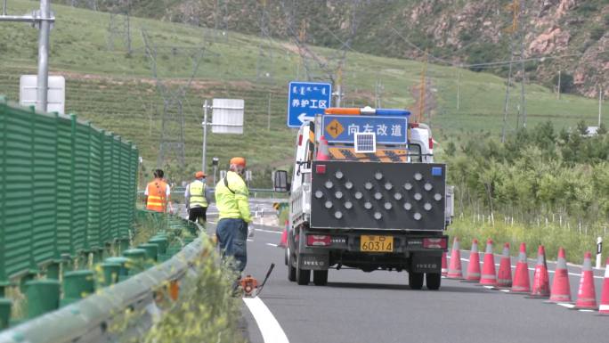 公路养护部门高速封路用割草机收割路边野草