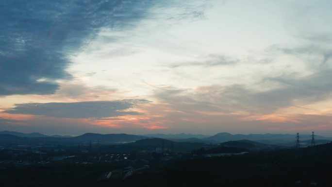 航拍夕阳山海村庄