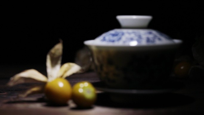 青花瓷茶杯和浆果