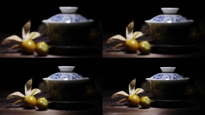 青花瓷茶杯和浆果