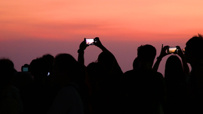 4k游客打卡晚霞夕阳日落