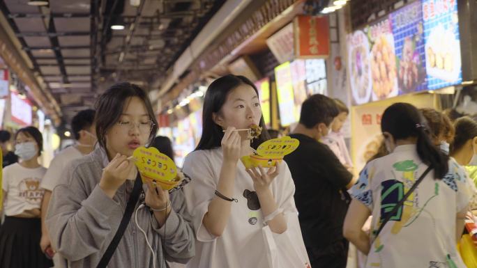 美女在美食街品尝美食4K