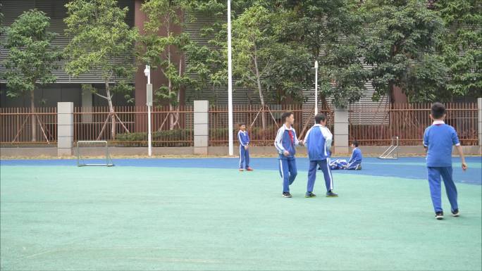 小学生运动踢足球