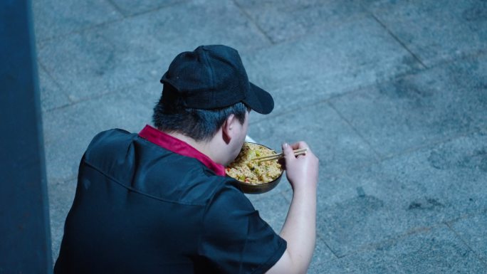 夜晚路边干饭