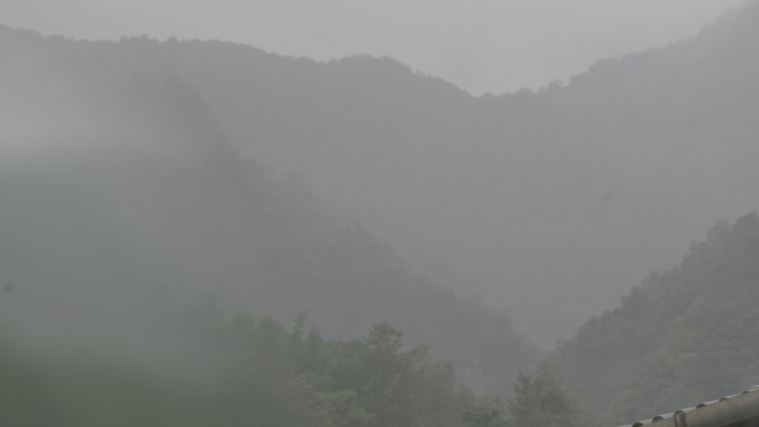 雨中大山