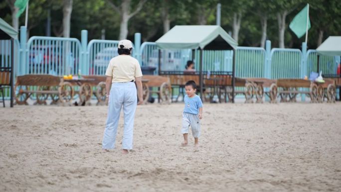 沙滩上欢快的母子俩升格慢放