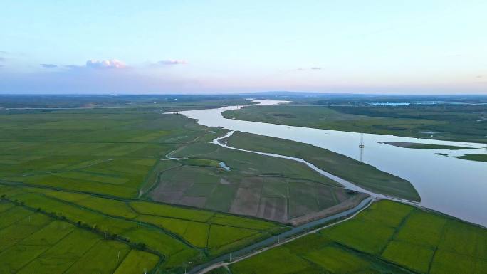 清晨河套平原蜿蜒黄河水稻田产区