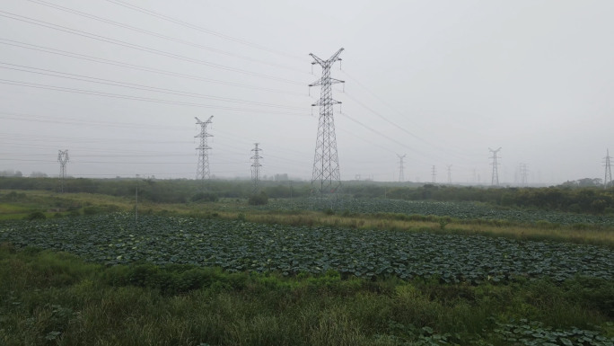 雾气朦胧电网电塔