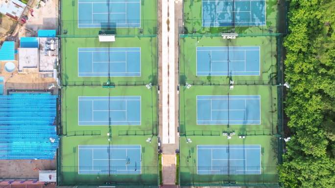 4K正版-俯拍整齐排列的网球场 01
