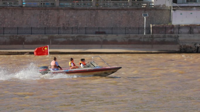 黄河上行驶的快艇