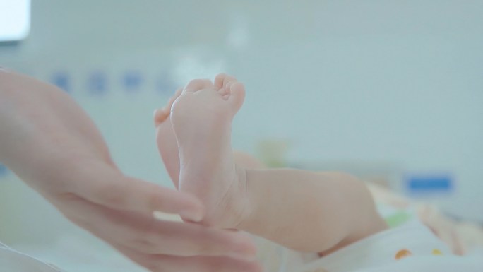 婴儿手脚特写护士呵护