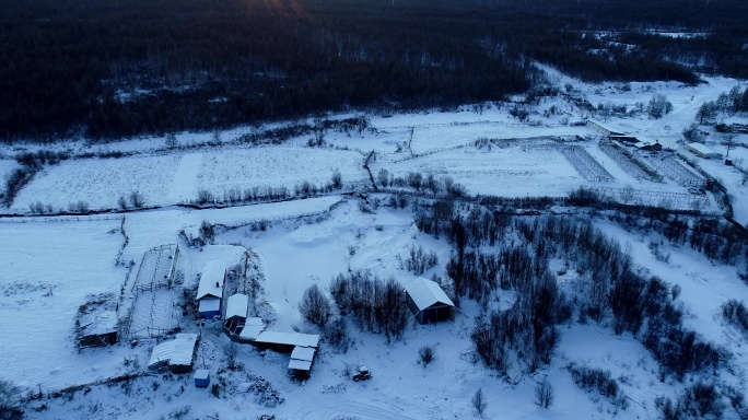 航拍东北雪原山村人家