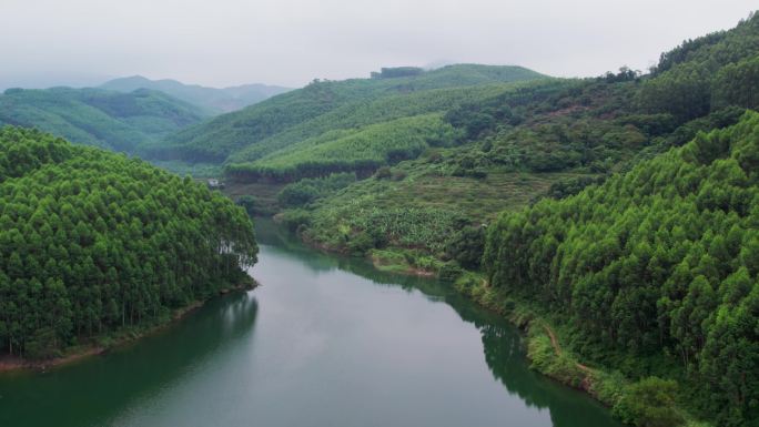 高山湖泊水利工程流水河流大好河山青山绿水