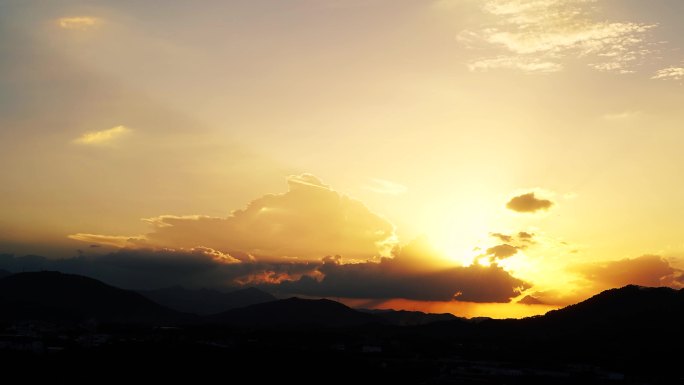 傍晚天空阳光穿透云层夕阳光芒黄昏丁达尔光