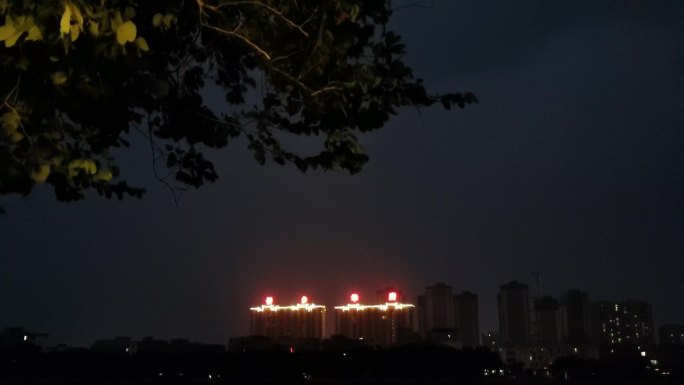 夜晚雷雨电闪雷鸣电击实拍打雷下雨梅雨时节