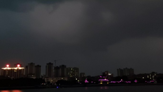 夜晚电闪雷鸣电击实拍打雷下雨梅雨雷雨天气