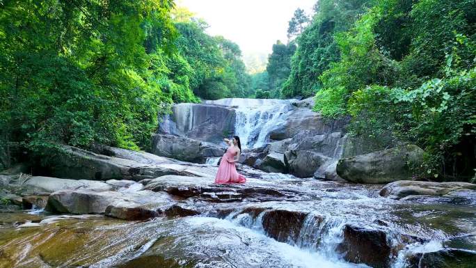 实拍山间小溪高山瀑布跳舞的女孩3