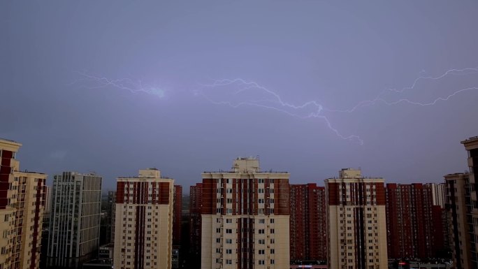 夏天下雨前乌云密布打雷