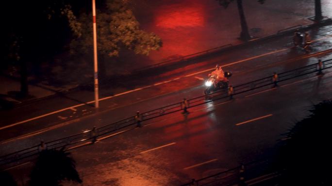 暴风雨中骑行