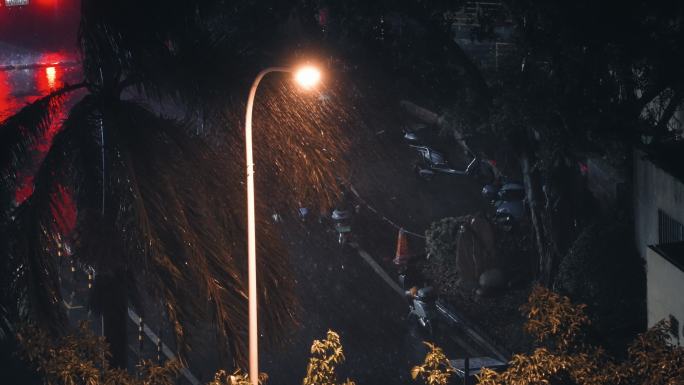 路灯雨夜