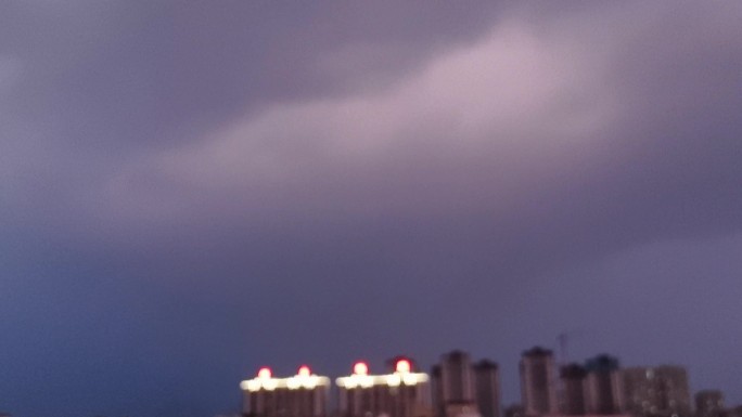 夜晚雷雨电闪雷鸣电击实拍打雷天气城市雷雨