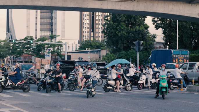 深圳电动车车流过路口