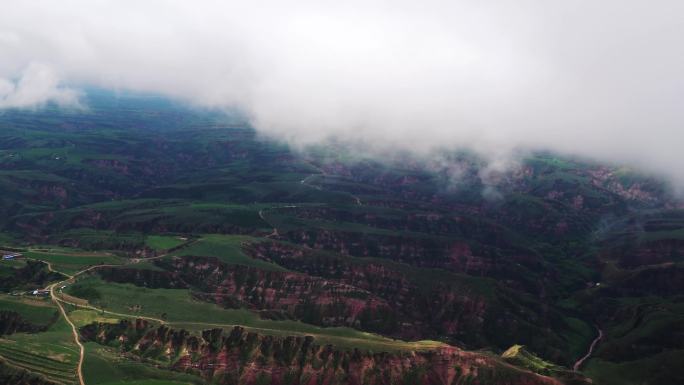 4K航拍陕北的黄土高原烟雾缭绕绿树成荫