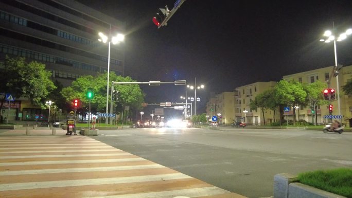 夜晚公路红绿灯路口摩托汽车在等待红路灯