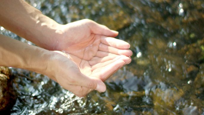 手捧 清水 溪流 波光粼粼  捧水