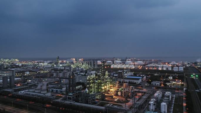 化学工业园区重工业码头夜景