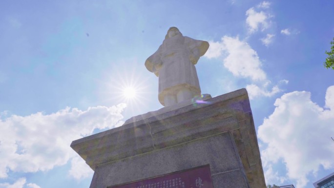 佛山铁军公园革命雕塑太阳从背后升起蓝天