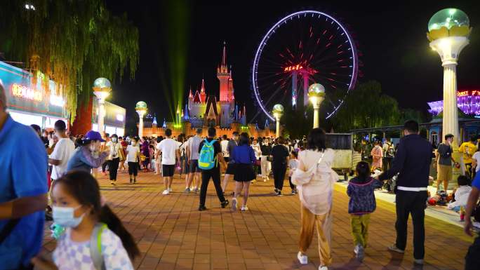 北京石景山游乐园夜景人群游客