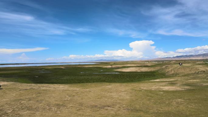 一个男人在青藏高原骑自行车 骑行