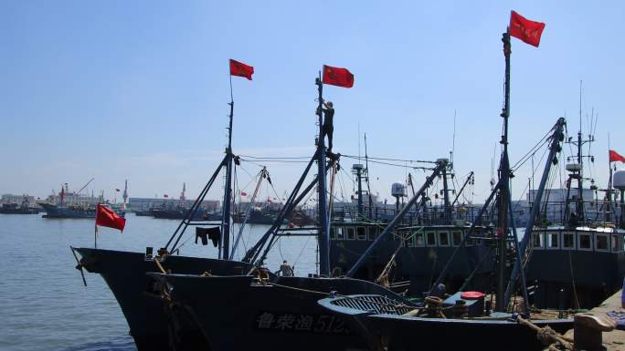 石岛渔港整装待发的渔船
