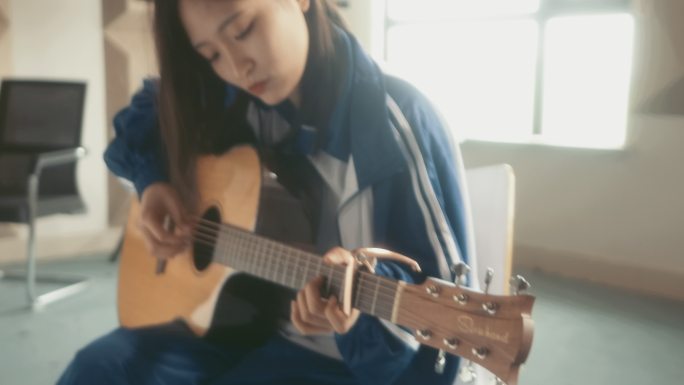 4K学校教室女高中生弹吉他影视素材