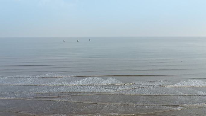 遥望天际边的海岸线海水后浪推前浪