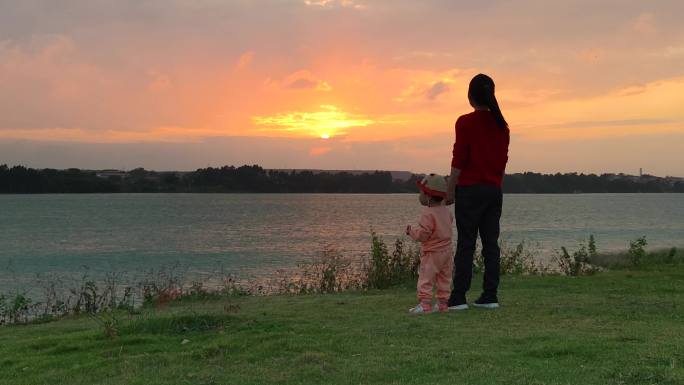 湖边母子与日落