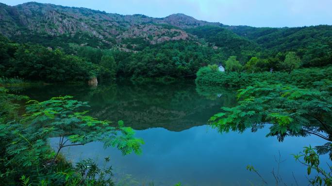 依山傍水的湖畔老屋湖边别墅