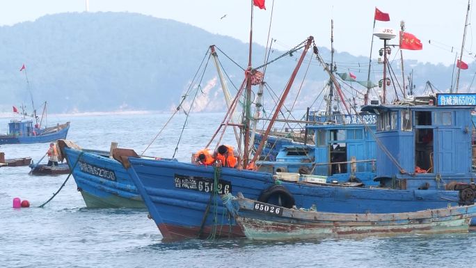 威海合庆码头开海第一天海边的船