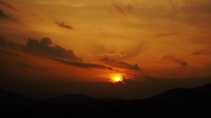 山上日落延时黄昏天空云朵阳光晚霞夕阳天黑