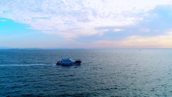 平静的海面游艇