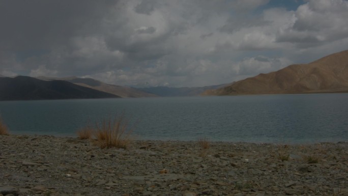 西藏湖雪山