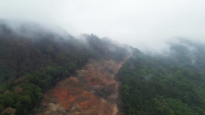 重庆山火后，北碚缙云山降雨，云雾缭绕航拍