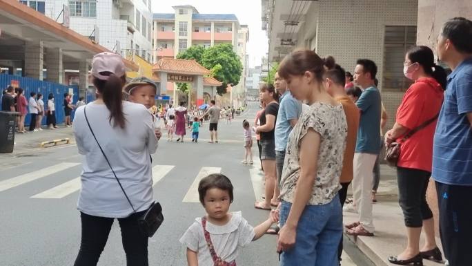 学生家长排队接送小孩子放学有序排队放学