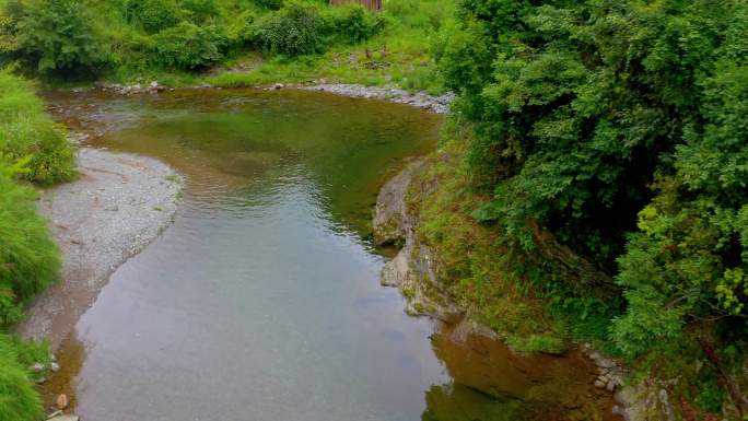 贵州山区清澈透明的水