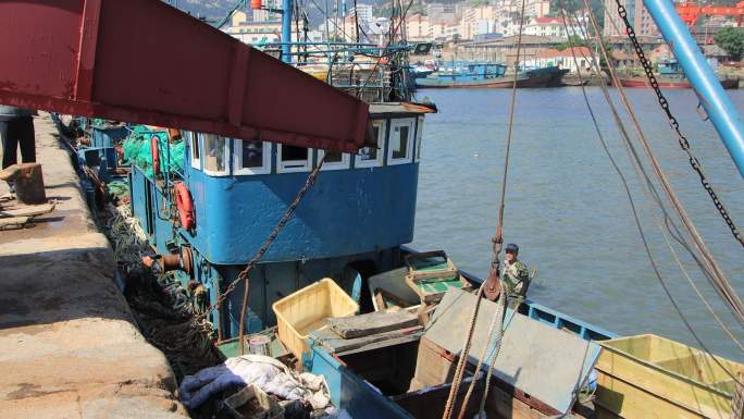 准备出海捕捞的山东石岛渔港渔民