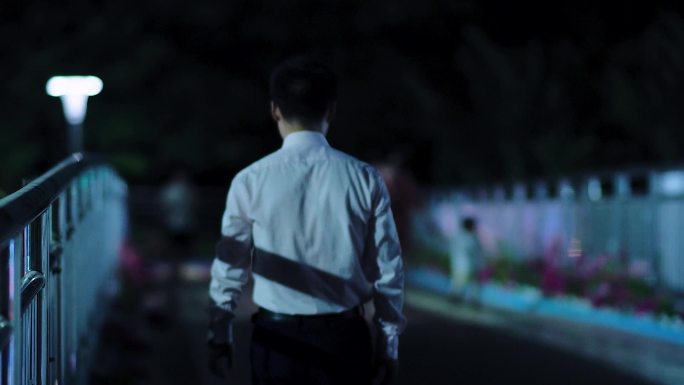 城市夜晚-走在路上孤独的男人背影